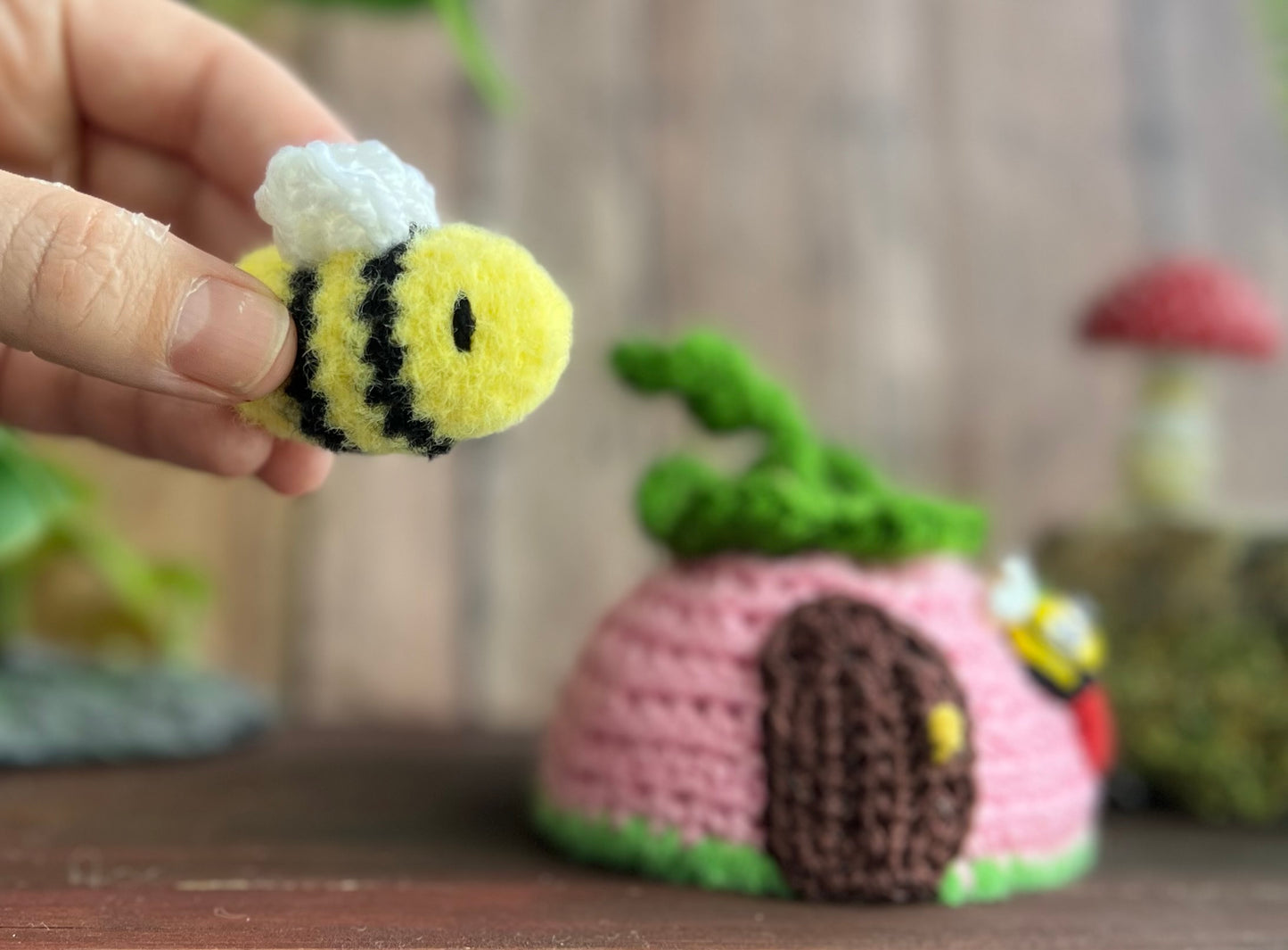 Strawberry house with Little Bee friend (Set)