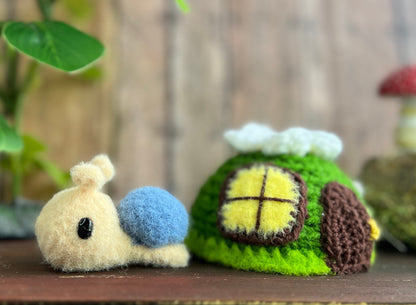 Mossy house with Snail Friend (set)