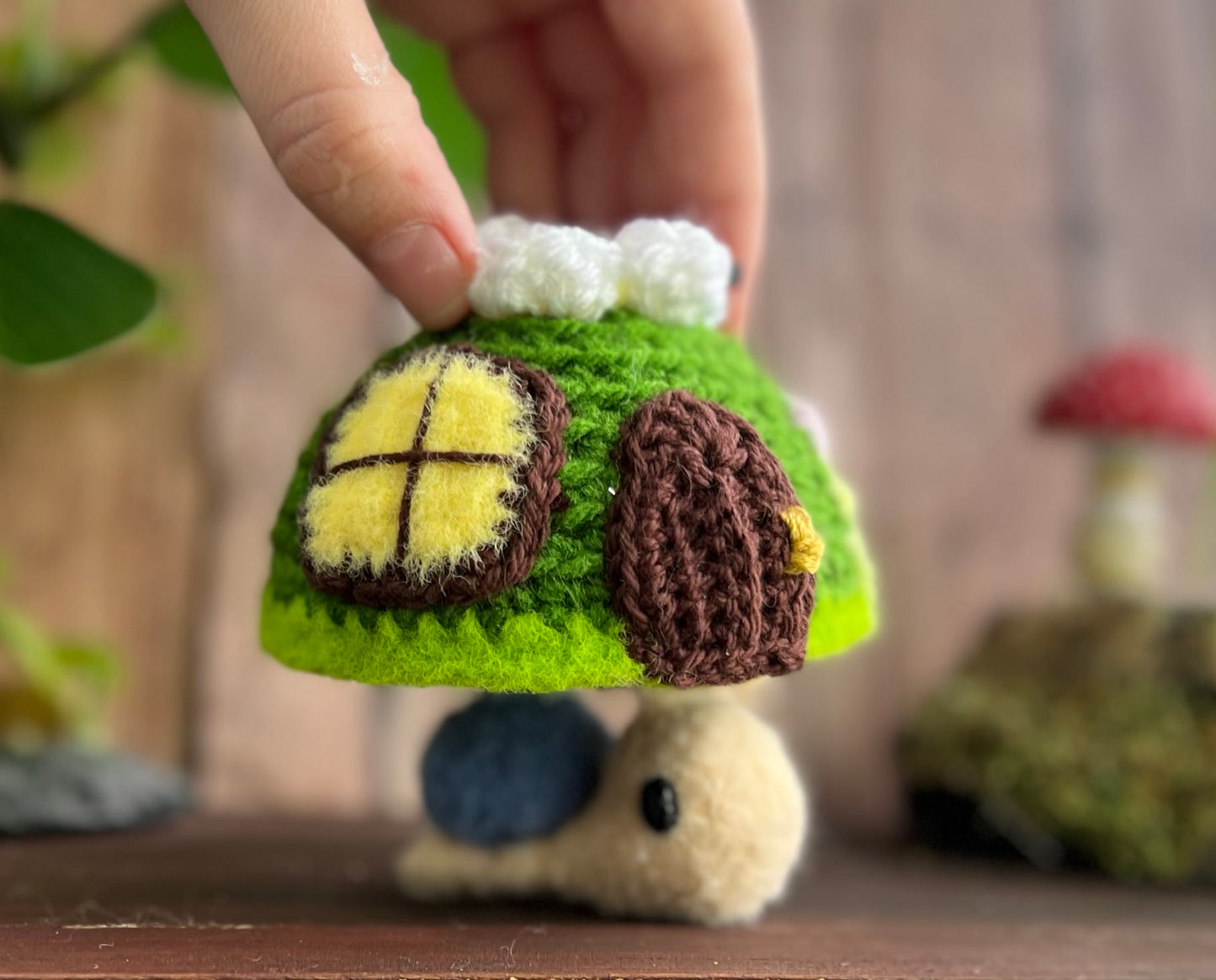 Mossy house with Snail Friend (set)