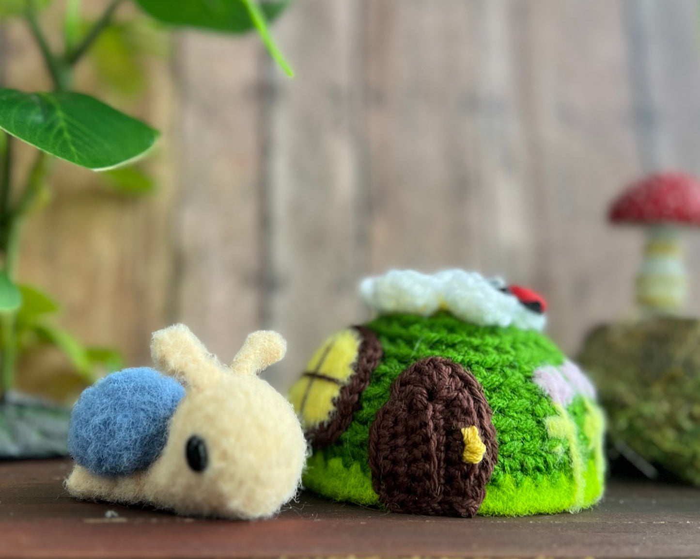 Mossy house with Snail Friend (set)