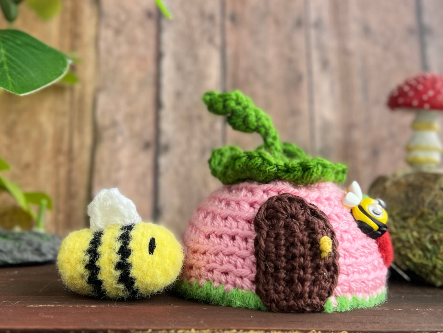 Strawberry house with Little Bee friend (Set)