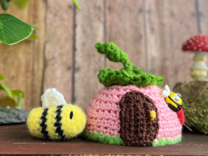 Strawberry house with Little Bee friend (Set)